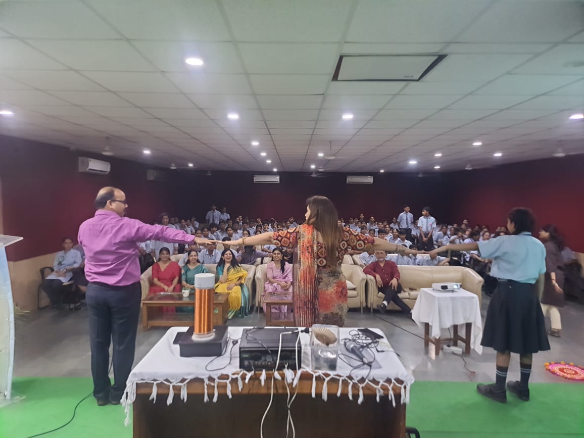 NSC_Delhi's tweet photo. Science on the move! 🚀🏛️
@nsc_delhi team visited DAV Public School, Pratap Vihar, Ghaziabad for a day of live science demonstrations and innovation! 🧪✨ Amazing to see so many curious minds engaging with hands-on experiments. 👩🔬👨🔬
#NSCDelhi #STEM #ScienceOutreach #DAVSchool https://t.co/TPD84u5yBN