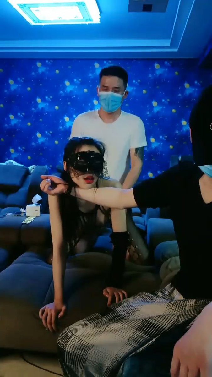 KTV包间里还是够刺激的，衣服嘛也不敢全脱，随时担心有服务员进来，但是又忍不住去体验各种冲动去尝试刺激的动作和体位。虽然最后没有服务员进来打断，其实心里对这个是有一点期待的。下次努力新的突破 https://t.co/uiw4p8L39l