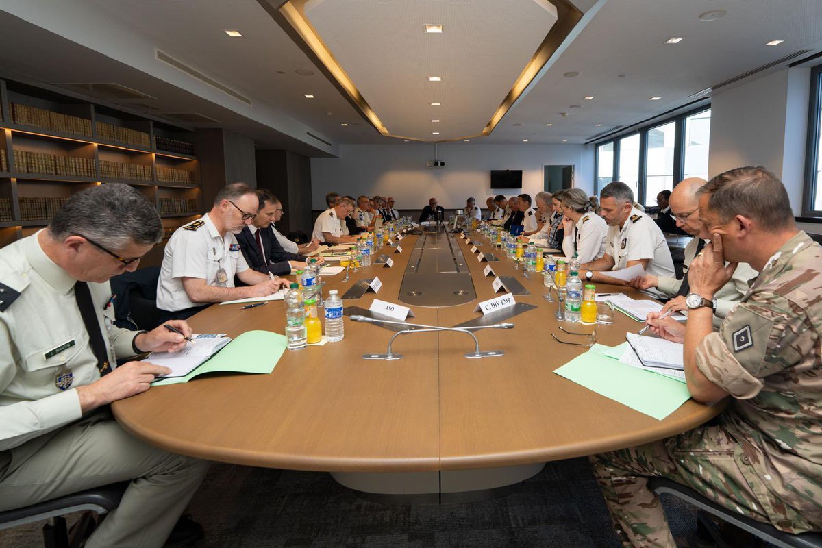 CEMA_FR's tweet photo. J'ai réuni le conseil de l’enseignement militaire supérieur pour définir les axes de formation de nos officiers pour les prochaines années.

Ces formations constituent une priorité. Elles permettent d'avoir des chefs préparés aux situations les plus complexes en ayant la responsabilité des hommes et des femmes placés sous leur commandement.