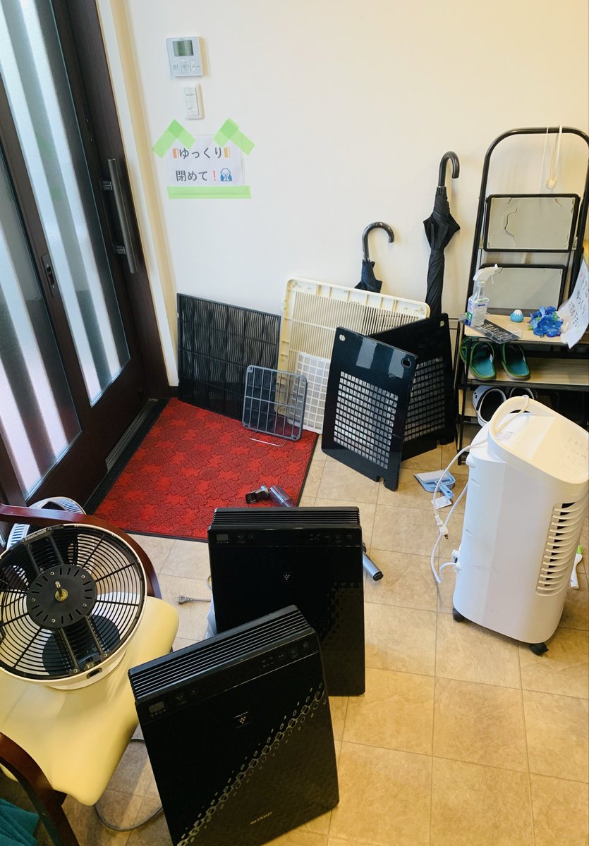 REHA_LAB_JUN's tweet photo. 🌟今年もやってきた🧤エアコンをはじめとする空調関連一斉清掃🧹

🌞一気に暑くなってきましたね♨️このまま夏に突入でしょうか🍉

本格的な夏や🌻梅雨入りを☔️前に気合いを入れて頑張りました💪🏻

🌈やっぱりピカピカになると✨気分も変わりますね🥰5S活動大切です❣️
#山口県#リハラボ山口#空調掃除 https://t.co/Wfr9sQUuGe