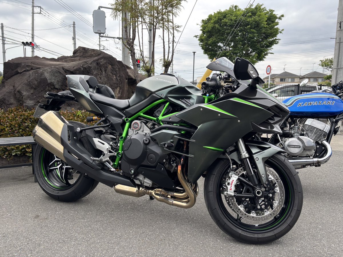 PLAZA_Interpark's tweet photo. 先日、Ninja H2 CARBON とマッハⅢ Ｈ2 を車検でお預かりしました。
カワサキが誇る名車！
Ninja H2 といえば、映画 『トップガン　マーヴェリック』 を思い浮かべる方も多いと思います。
実は映画のワンシーンにマッハが出ているのです！
ぜひマーヴェリックの格納庫のシーンをじっくりご覧ください。 https://t.co/Sc8pgkF1t5