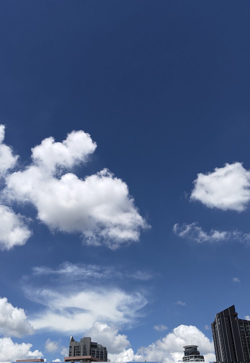 qxcizz's tweet photo. เมฆตรงนั้นเหมือนพายุหมุนเลย 🌪️☁️
#ท้องฟ้าของเกล https://t.co/rdYF9aiqzk