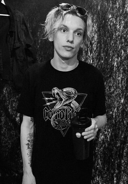 Sasha Louise 🖤 tweet media