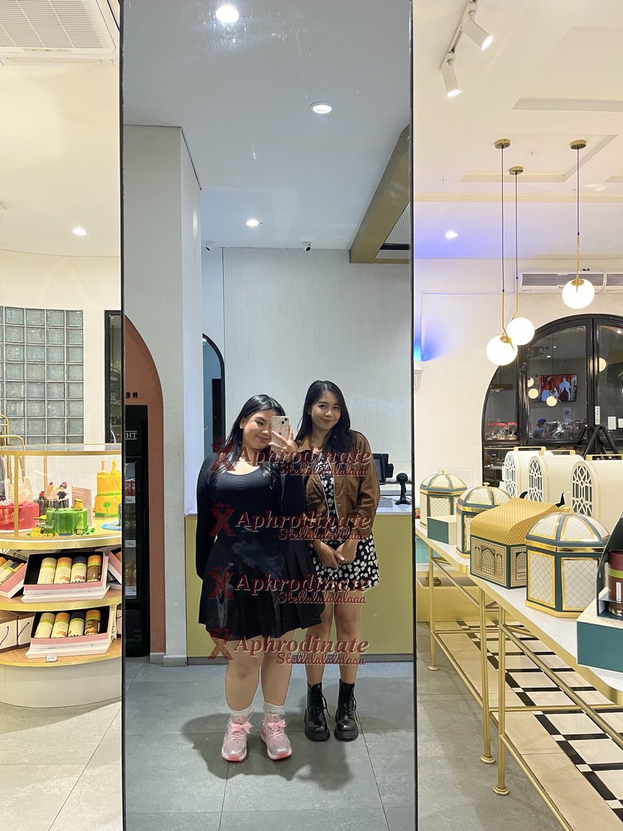 aphrodinate's tweet photo. hbd sistt ⁦@baelloons⁩ https://t.co/crLU4vpW4S