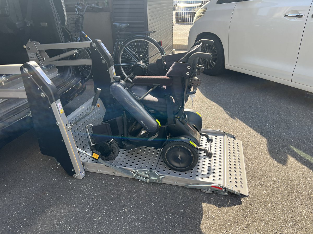 OfficeShimizu's tweet photo. 昨日の福祉車両改造体験。

スロープシステムと���
昇降リフト装置の体験に
来社頂きました。

手動車いすをご利用の方と
電動車いすをご利用の方を
同時に乗車希望との事でした。

体験試乗をとても喜んで頂けました。

#オフィス清水
#もっと自由にクルマを選ぼう
#クラウドファンディング https://t.co/ViW6F0J3G1