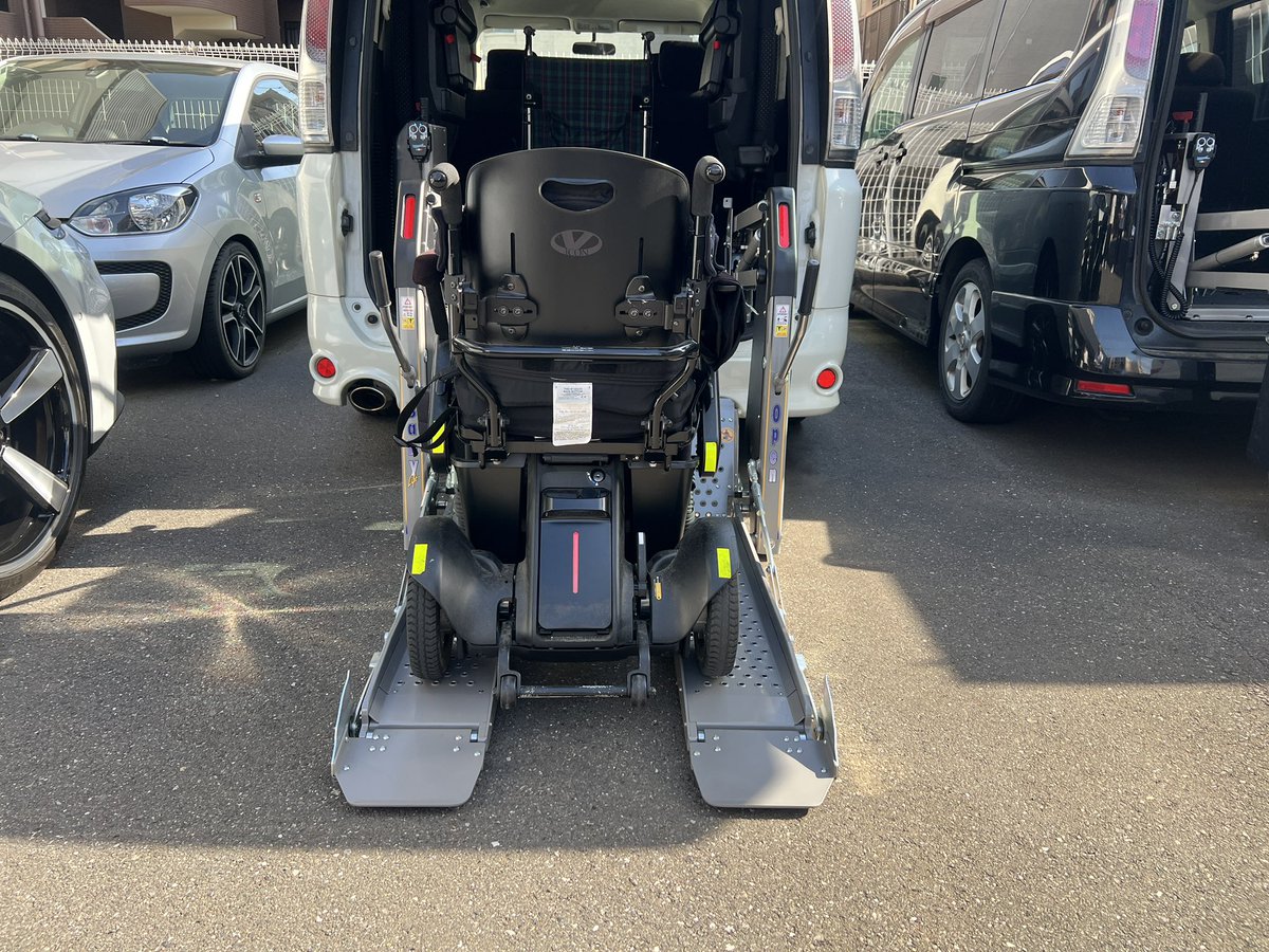 OfficeShimizu's tweet photo. 昨日の福祉車両改造体験。

スロープシステムと���
昇降リフト装置の体験に
来社頂きました。

手動車いすをご利用の方と
電動車いすをご利用の方を
同時に乗車希望との事でした。

体験試乗をとても喜んで頂けました。

#オフィス清水
#もっと自由にクルマを選ぼう
#クラウドファンディング https://t.co/ViW6F0J3G1