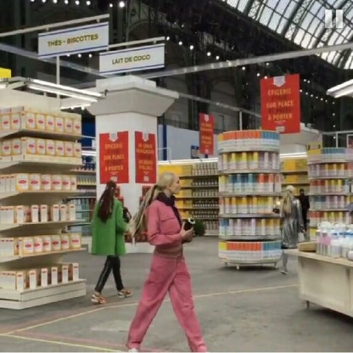샤넬의 슈퍼마켓 컨셉의 런웨이 같음ㅋㅋ