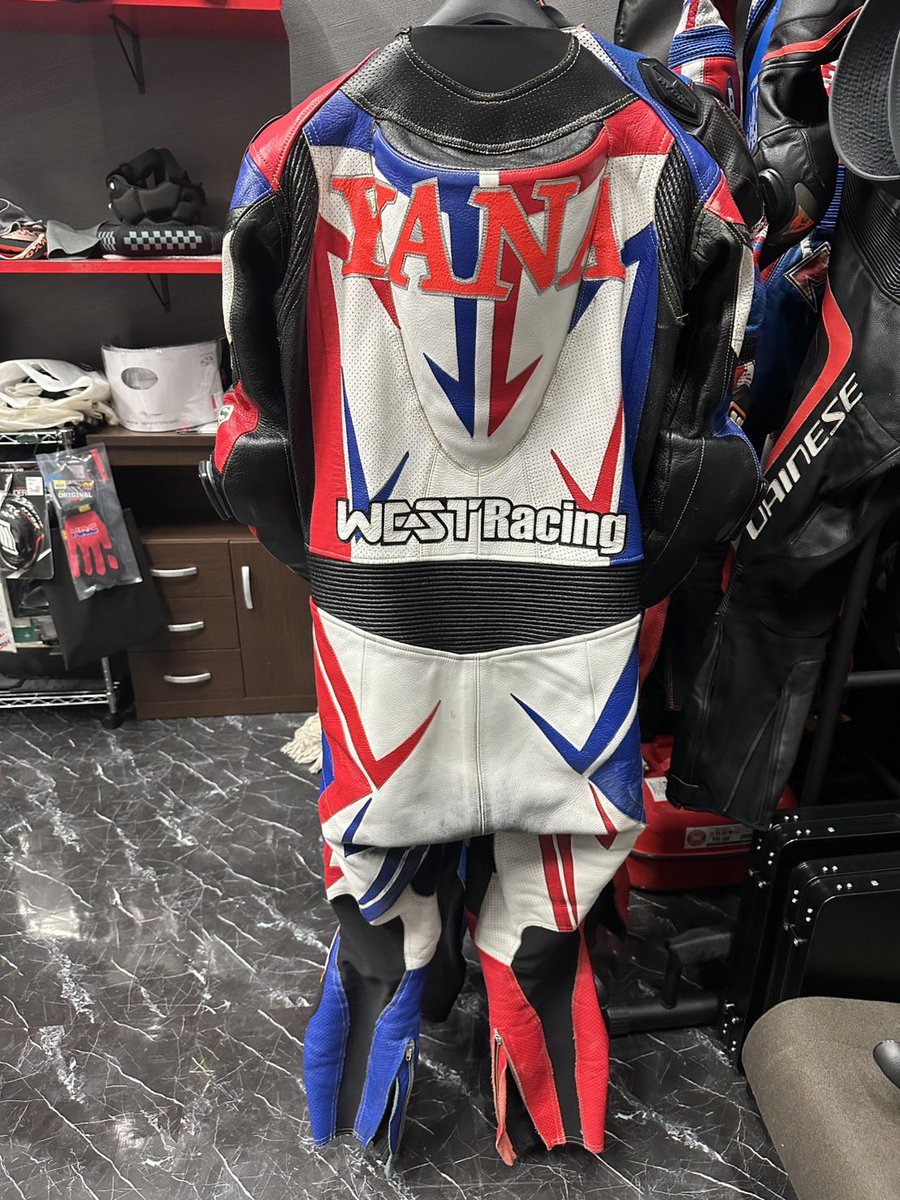 acdcbr1000rrr's tweet photo. 誰かツナギいらないかい？
ほぼ新品、傷は右側腕に少しだけ

173cm
これは結構横幅デカく作っちゃったので大きいと感じたら手直ししてください。

5万です。 https://t.co/IZk6VinpjN