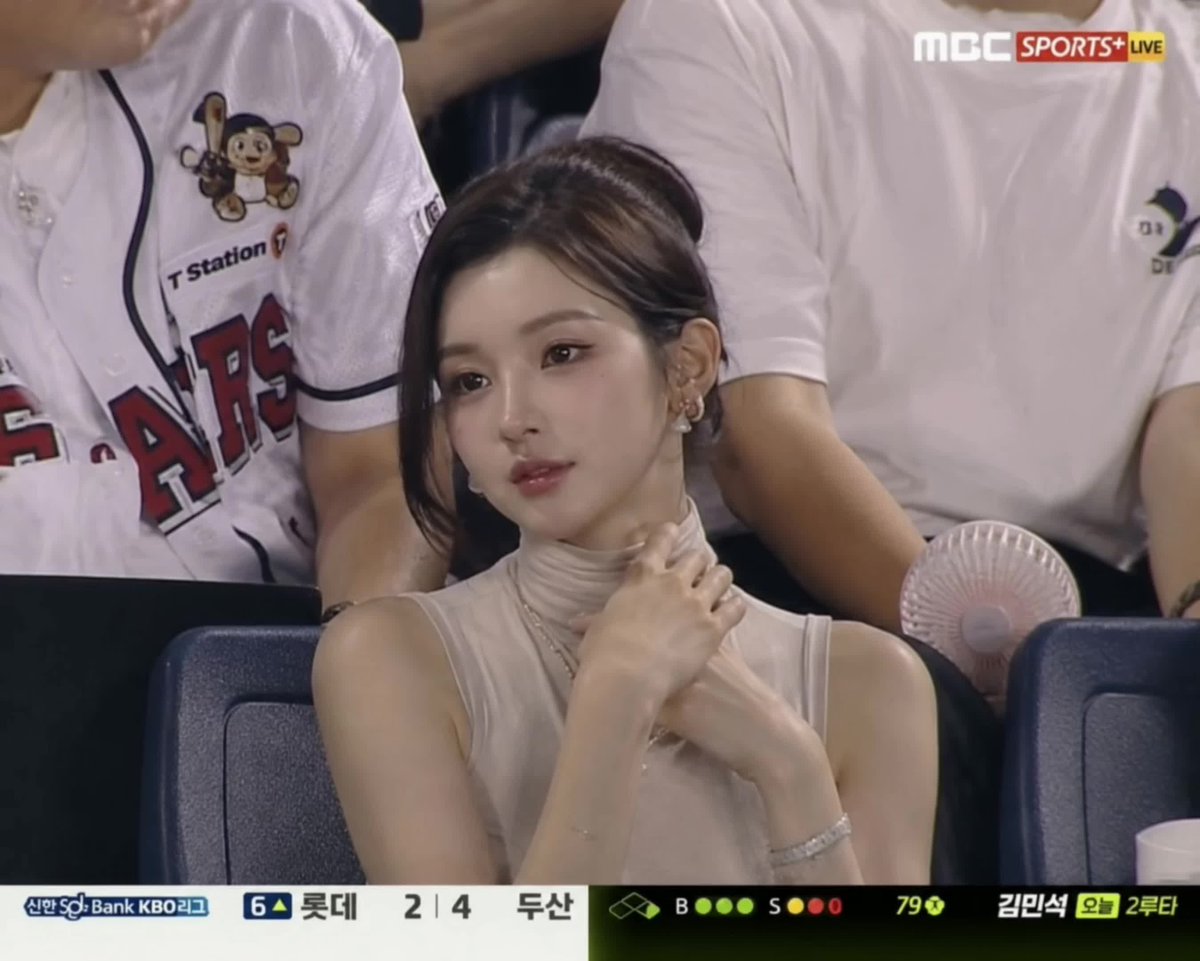 cuiliguan's tweet photo. “看棒球比赛被直播大屏拍到⚾️”（在ig很火的球赛照片 #韩系 #ig https://t.co/bSdcz6ugiV