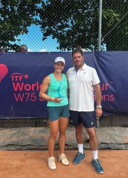 Not_Esportivas's tweet photo. ITF TENNIS!
Parabéns às tenistas campeães do @worldtennis de W75 de Saint-Gaudens na França.
Simples: Kaitlin Quevedo (🇪🇸)/🏆(10)
Duplas: Caijsa Hennemann (🇸🇪)/ Lisa Zaar (🇸🇪)
#ITFWorldTennisTour #ITFTennis #FFT #EngieOpen #SaintGaudens #KaitlinQuevedo #CaijsaHennemann #LisaZaar https://t.co/8WQZVblCFW