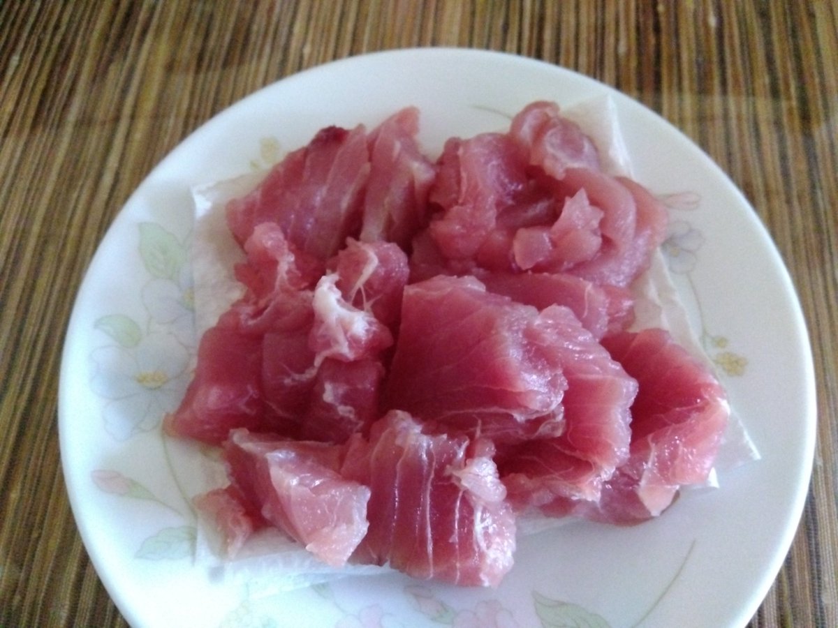 masquelero's tweet photo. 3月からこのかた
#晩酌 の肴は殆ど
#メバチマグロの刺身 です（笑）
綺麗に柵取り出来ないとか
色がくすんで価値が低いとか
そんな #マグロ ばかり
ほぼ毎晩食べています。
画像はキレイですが
確かに刺身にし辛い身質です。
でもんまいのでヨシ😋
#お腹ペコリン部 #おうちごはん #twitter晩酌部 https://t.co/FDqxxw91lK