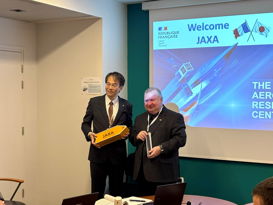 jaxa_aero's tweet photo. 【ハイレベル会合の開催】

5月11日、フランス国立航空宇宙研究所(ONERA)とのハイレベル会合を仏・パレゾーで開催しました。5月にCEOに着任されたChiva氏と伊藤部門長代理は初の顔合わせを行い、今後の連携について意見交換を行う中で、国際協力の重要性について認識を共有しました。 https://t.co/onEeyCFrvU