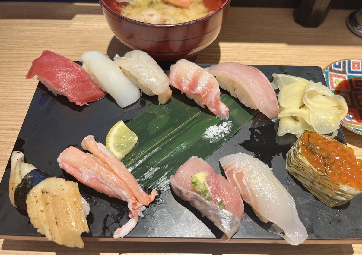 decopachi888's tweet photo. 腹ペコすぎてランチセットに単品追加しまくった🍣しばらくして胃が痛くなって生魚にあたったと思ったら単なる食い過ぎ胃もたれでした😋 https://t.co/x0HcOhHJGy