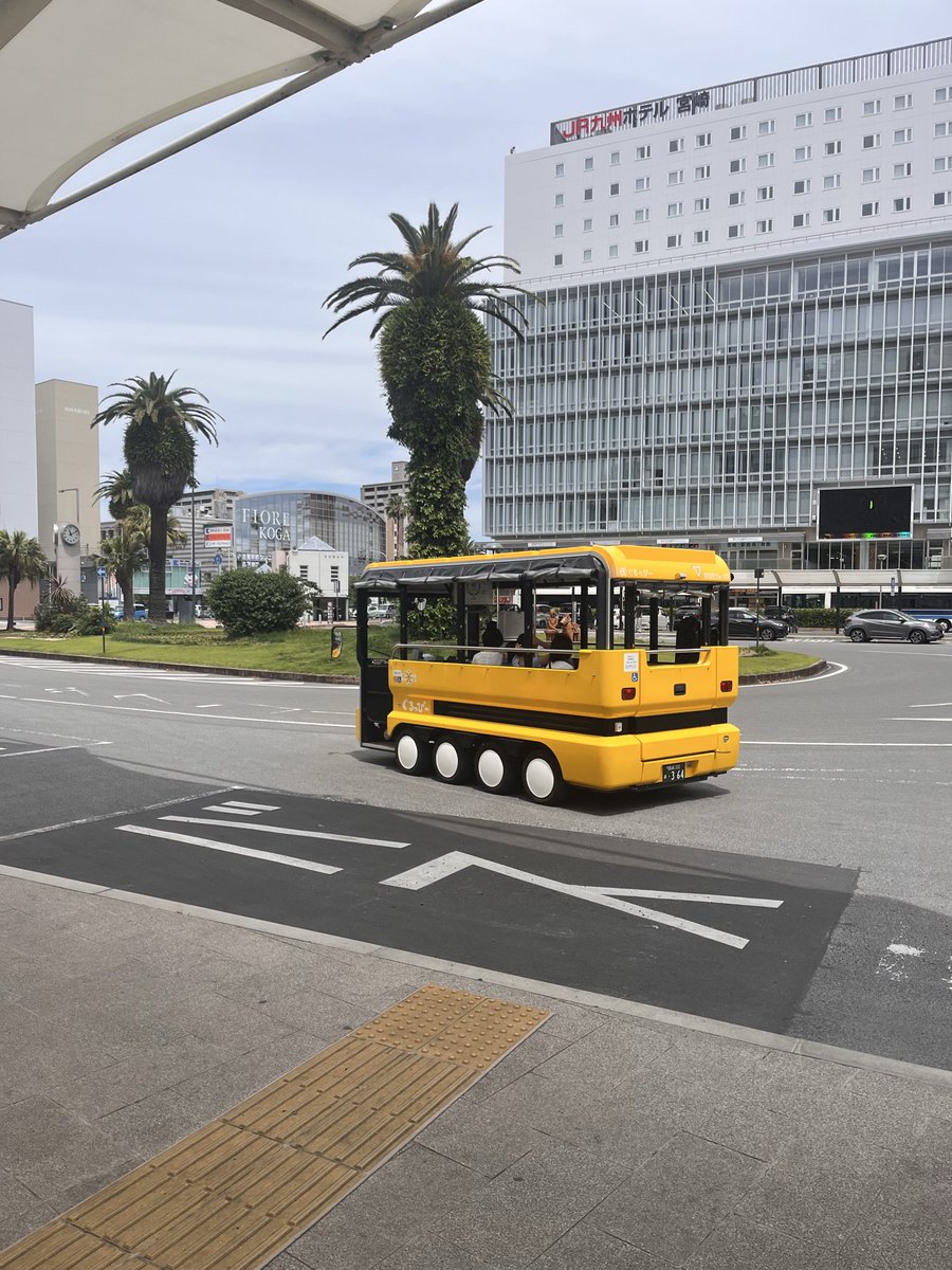 sos036jp's tweet photo. 帰りに宮崎行ったら
可愛いバス
ぐるっぴー100円で観光だって😱 https://t.co/Z5Pt6BDJxZ