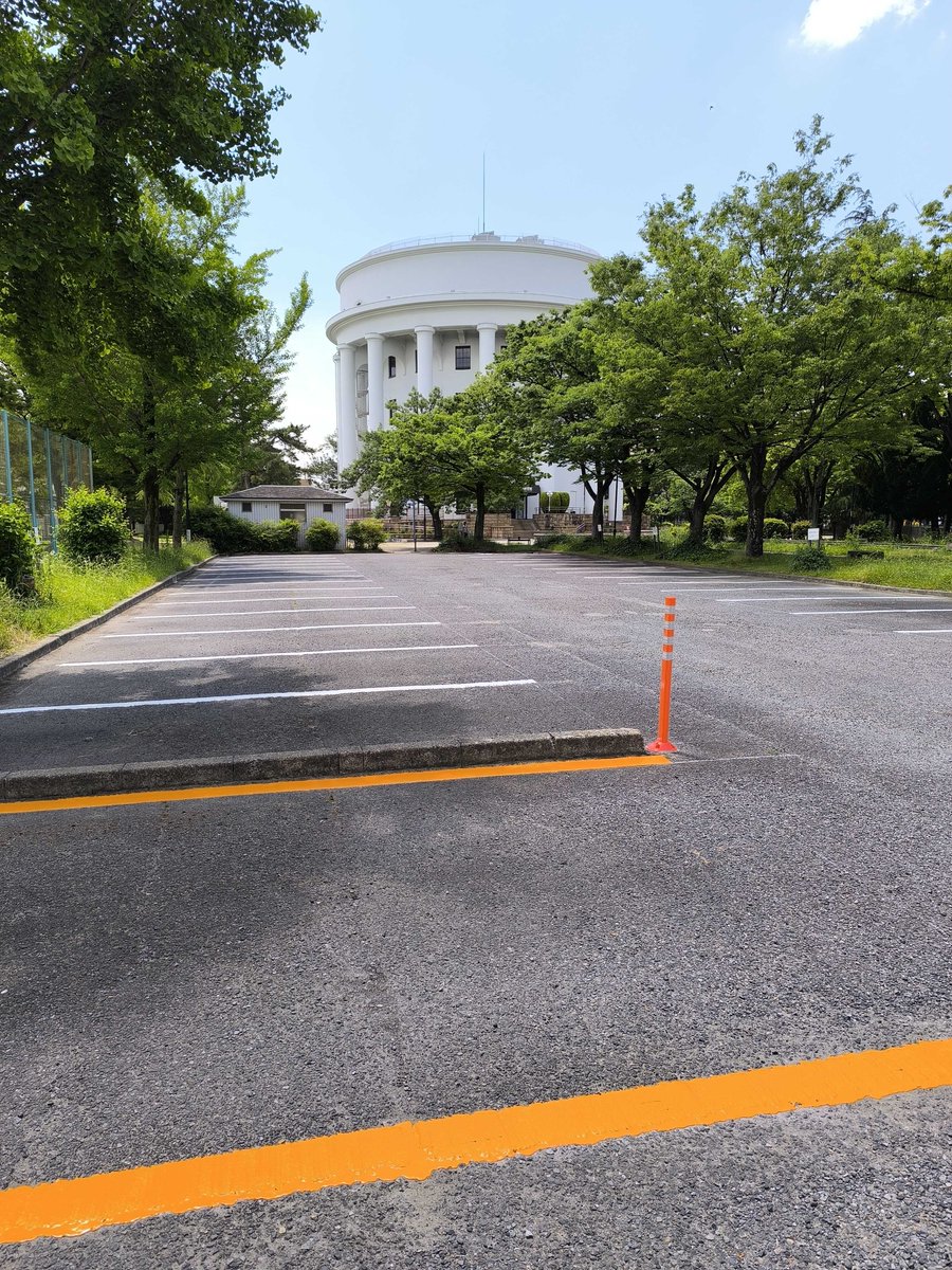 acthenon1995's tweet photo. 駐車場の白線や車いすの表示が分かりやすくなりました。
駐車場のご利用には駐車券が必要です。
黄色の線は演劇練習館の駐車場ではありませんので停めないでください。白線のエリアに駐車してください。 https://t.co/jcm0GfM5Fv