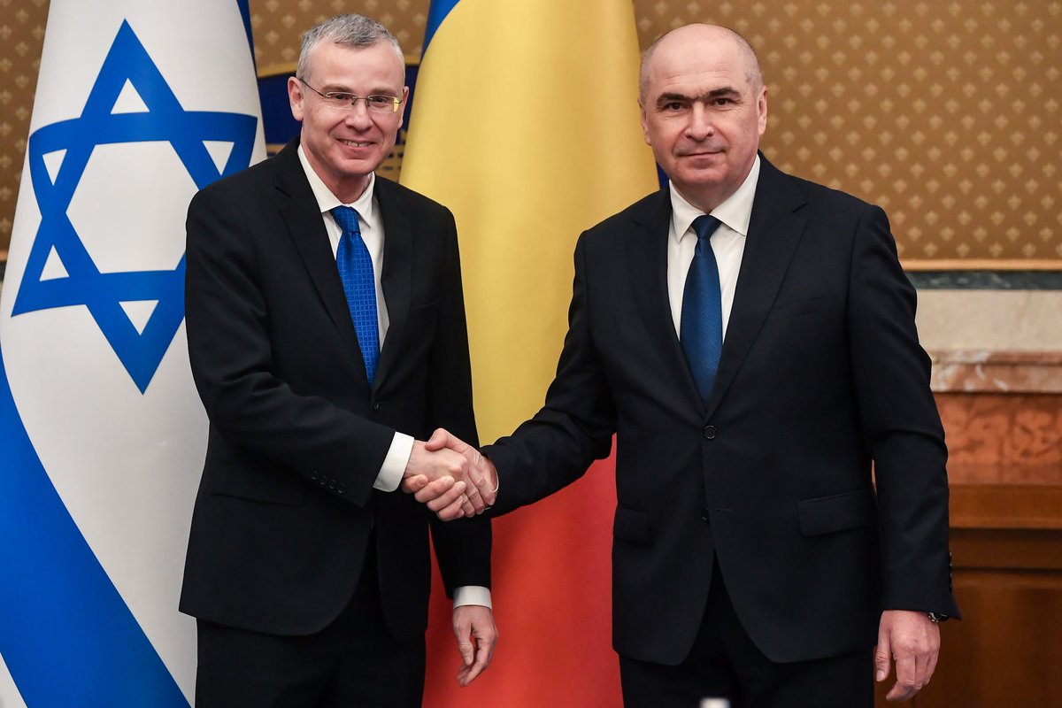 IsraelinRomania's tweet photo. Un moment cu adevărat istoric pentru relațiile româno-israeliene: prima vizită oficială în România a unui ministru al justiției israelian din ultimii 20 de ani. 🇮🇱🇷🇴 

Dl Yariv Levin, viceprim-ministrul și ministrul justiției al Statului #Israel, efectuează săptămâna aceasta o vizită oficială în #România, marcând un nou pas în consolidarea parteneriatului dintre țările noastre. Aceasta este a doua sa vizită în România, prima fiind realizată în calitate de ministru al turismului în 2018. 

Ieri, dl Yariv Levin a avut întâlniri cu dl prim-ministru interimar Ilie Bolojan și cu dl viceprim-ministru și ministru interimar al justiției Cătălin Predoiu. Cu acest prilej, au fost reafirmate relațiile solide de cooperare dintre România și Israel, construite de-a lungul celor 78 de ani de relații diplomatice neîntrerupte — moment aniversar pe care îl celebrăm anul acesta. 

Dl ministru Levin a evidențiat nivelul excelent al relațiilor bilaterale, exprimându-și recunoștința pentru sprijinul constant al României față de Israel, mai ales în perioadele dificile, subliniind că adevărata prietenie se dovedește în momentele de încercare. 

Totodată, acesta a mulțumit conducerii României pentru poziția fermă de solidaritate față de Israel în lupta împotriva terorismului și a amenințării iraniene. 

În cadrul întrevederii cu dl ministru Cătălin Predoiu au fost abordate teme de interes comun privind cooperarea judiciară bilaterală, precum și colaborarea în domeniul digitalizării și al inteligenței artificiale. Dl ministru Levin i-a mulțumit dlui ministru Predoiu pentru toate eforturile depuse în vederea facilitării tranzitului cetățenilor israelieni către Uman, prin România. 

Vizita dlui Yariv Levin are loc într-un context simbolic aparte, cu prilejul Zilei Solidarității și Prieteniei dintre România și Statul Israel, marcată anual începând din 2024 la data de 14 mai, data la care Statul Israel și-a proclamat independența în anul 1948. Această zi specială onorează relațiile solide de prietenie dintre țările și popoarele noastre, reconfirmând angajamentul comun pentru dialog, cooperare și promovarea valorilor democratice. 🤝

@BendorLior @ErezGolan_IL