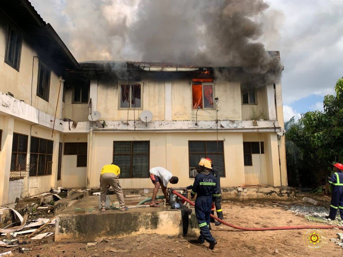Scripture___'s tweet photo. 🚨 Firefighters from the Suhum, Regional &amp; Bunso Fire Stations battled for over 2 hours to contain a massive blaze at Sunshine Apartment in Suhum.

12 rooms were destroyed, but 15 rooms, 16 adjoining rooms, and nearby buildings were successfully saved. 🔥🚒

#SoAfrican https://t.co/9KcVCD0HQ5
