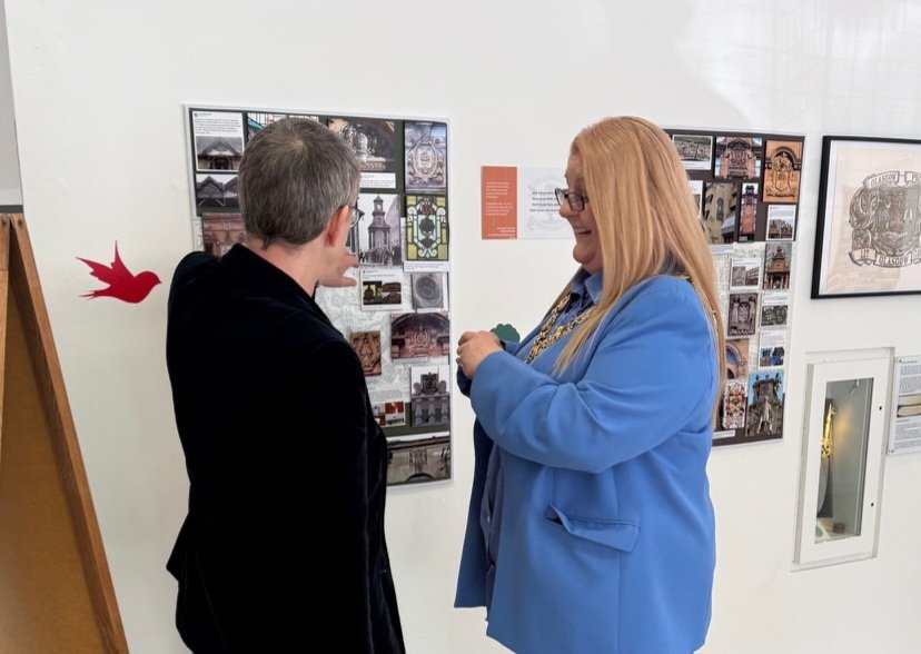 GlasgowCoA's tweet photo. It was an absolute honour to welcome #Glasgow's @LordProvostGCC, @jakimclaren, to the exhibition yesterday. The ceremonial chain of office made an impressive addition to the many interpretations of the coat of arms on show, even if it was just for an hour! https://t.co/8ojNk9ghmc