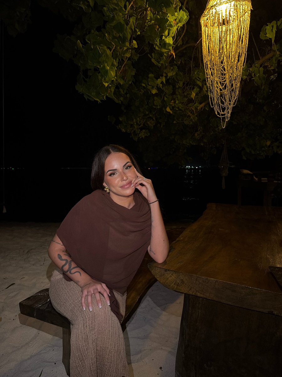 _alba_lopeez's tweet photo. Me he levantado con gente de esta rara diciendo que soy una IA, un calvo con un perfil falso etc…. os dejo mis fotos favoritas de mi viaje a las Maldivas 🤣🤣🤣🤣🤣🤣💋💋💋💋 https://t.co/hlJ1orHkpL