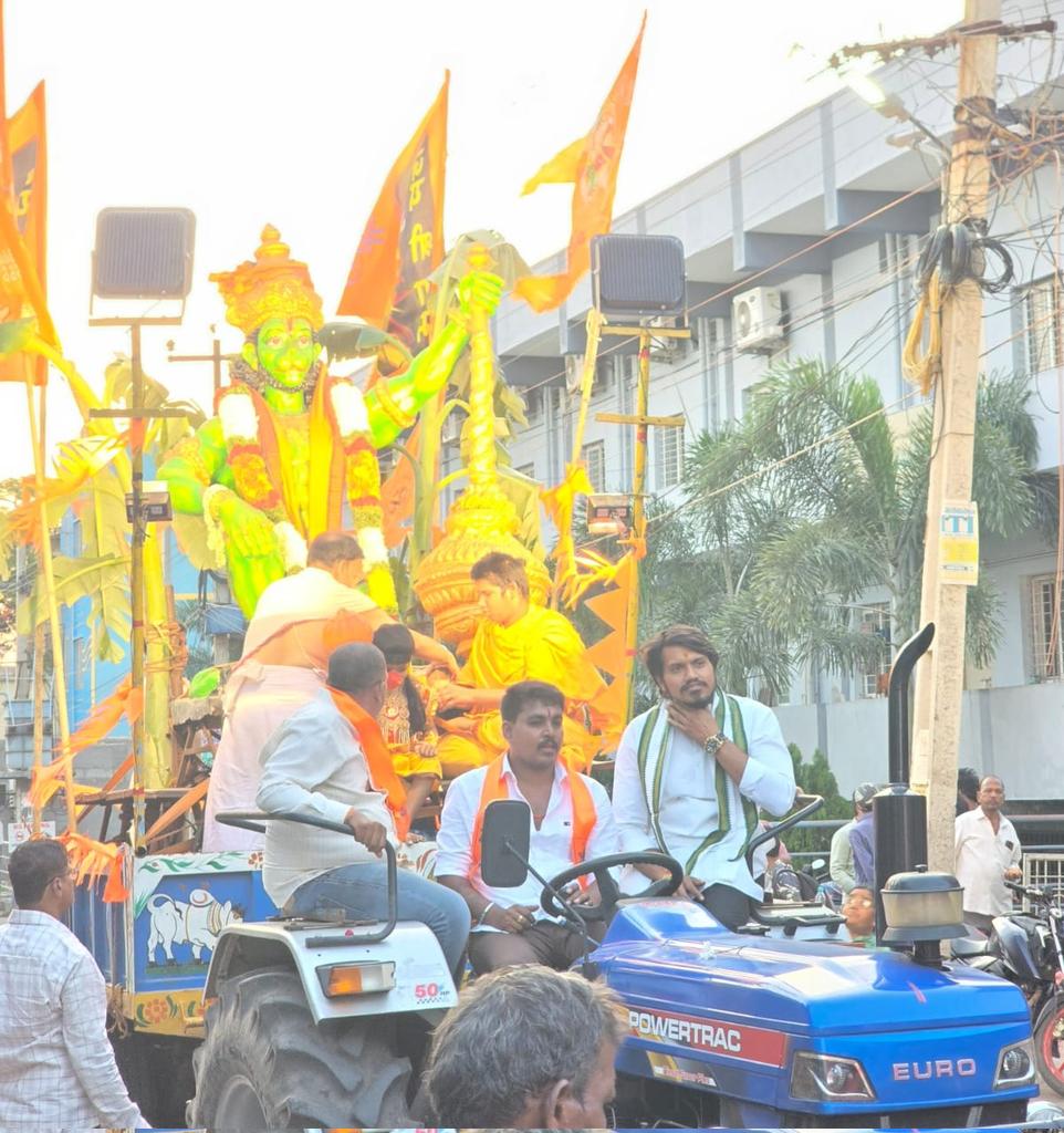 Gudisesaideva's tweet photo. హనుమాన్ జయంతి సందర్భంగా కదిరిలో శోభయాత్రలో పాల్గొనడం జరిగింది. https://t.co/OuxbkiJjfW