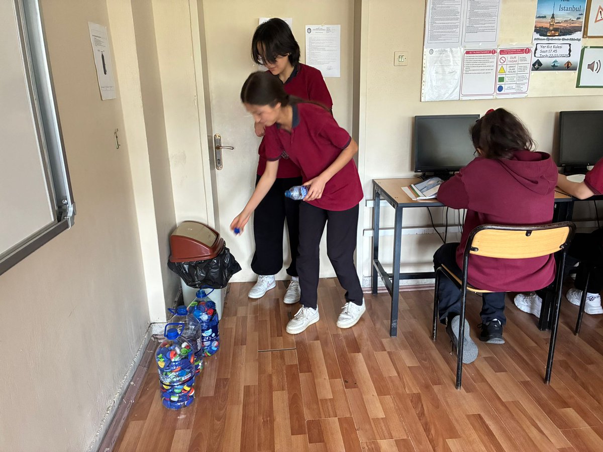 karabukktml's tweet photo. " Ben Her Yerde Varım - Maarifin Kalbinde Marifetli Gençlik" kapsamında öğrencilerimiz atölye çıkışında  atık malzeme olarak kullandıkları su şişesi kapaklarını ayrıştırarak geri dönüşüme kazandırmışlardır. Emeği geçen tüm öğrencilerimize teşekkür ederiz. https://t.co/WwPnbd5ynv
