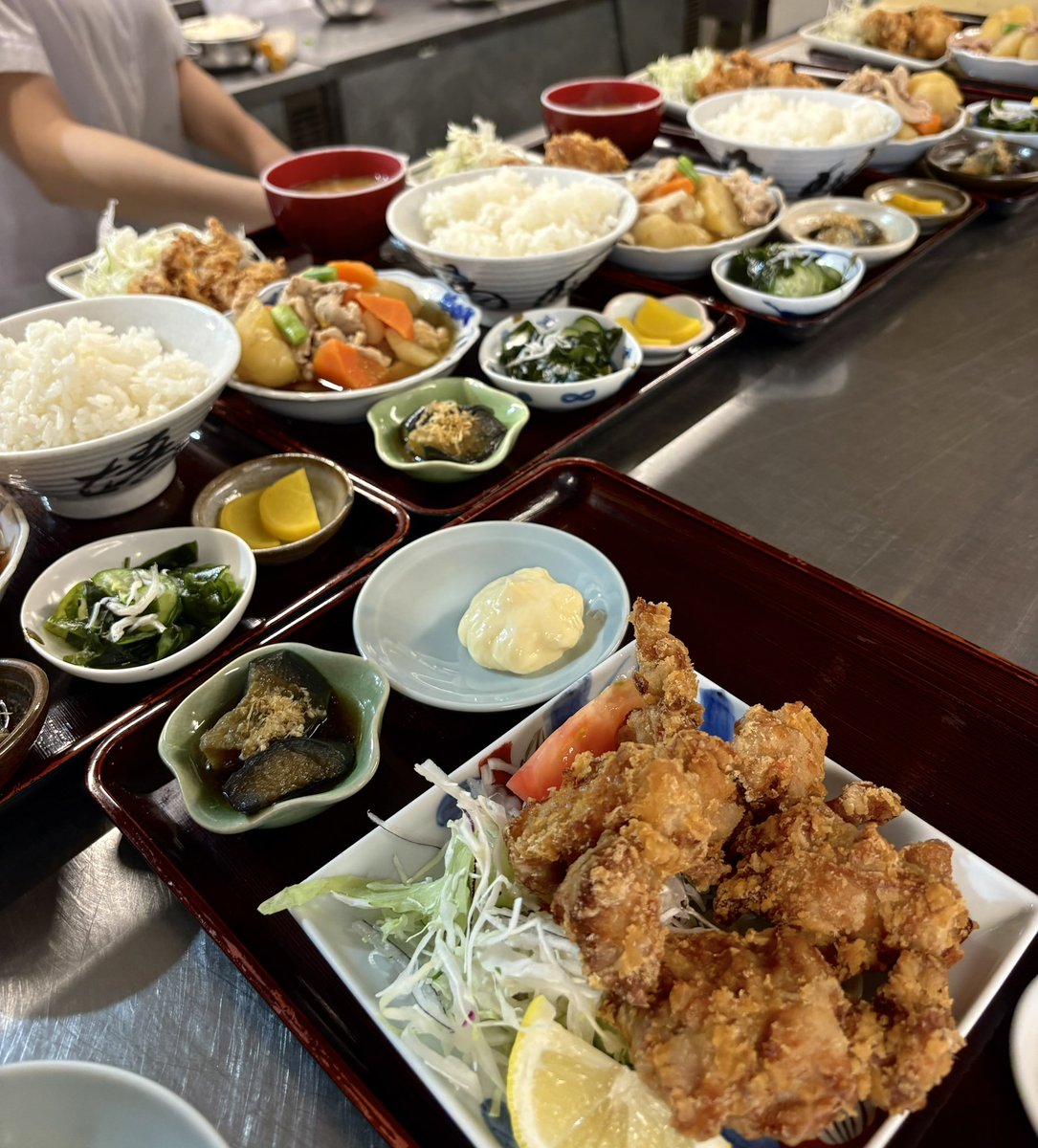 datexxxxx's tweet photo. 中目黒にある初場所という居酒屋は夜の営業でもそれなりにちゃんとした定食が食べれる。店側もアルコールを強要しないし定食以外の居酒屋メニューも普通に頼める。呑みたい人は瓶ビールを1本つけても良いし。俺は酒がダメな人も下戸も飲兵衛も救う。揉めるのはやめよう。 https://t.co/9GfZcXbbIn