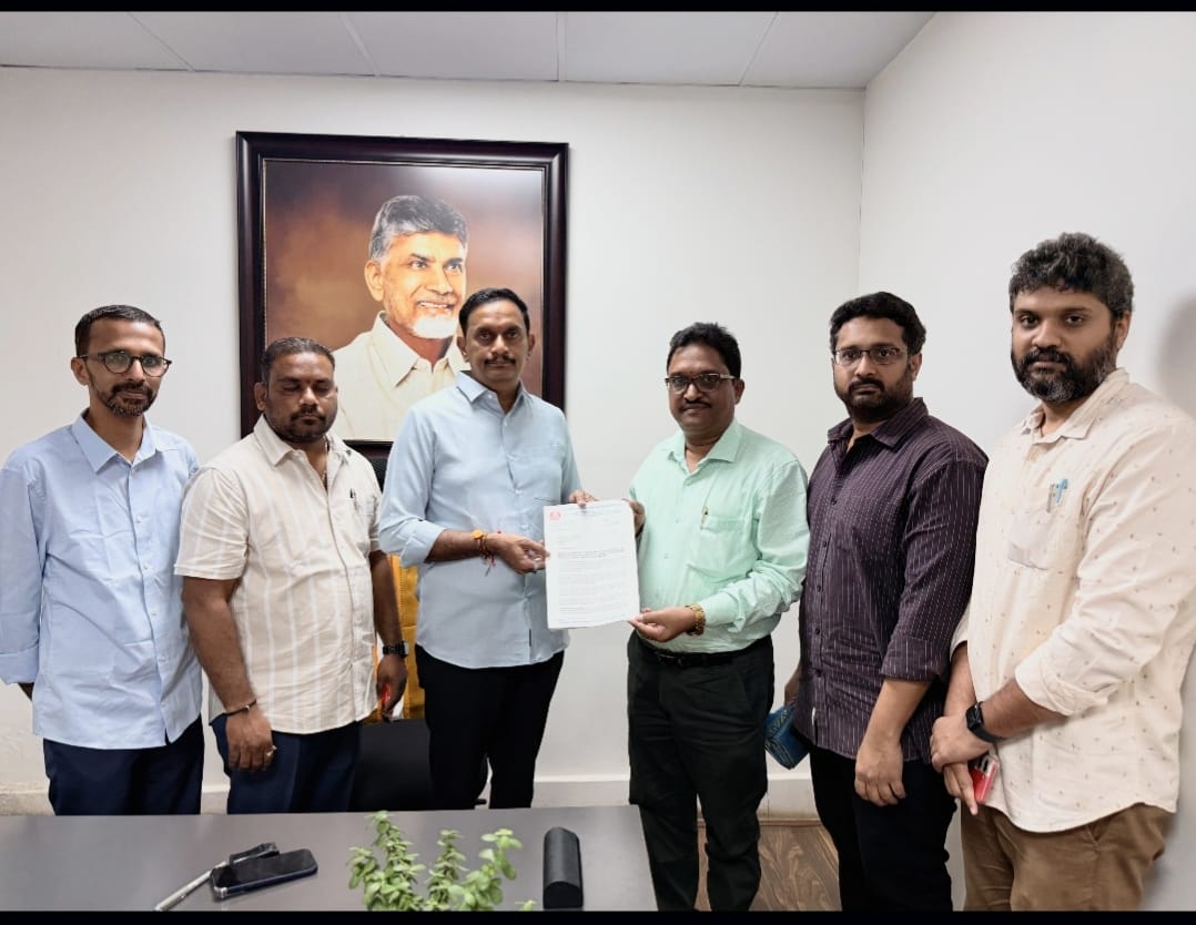 ncbeofficial's tweet photo. As part of All India State Bank of India Staff Federation agitational programme, a memorandum was submitted today to Sri Kesineni Sivanath (Chinni), Hon’ble Member of Parliament from Vijayawada.

@KesineniS 
@LChandrase57170 

#AISBISF 
#SBISTRIKE https://t.co/bQWhGuIWnd