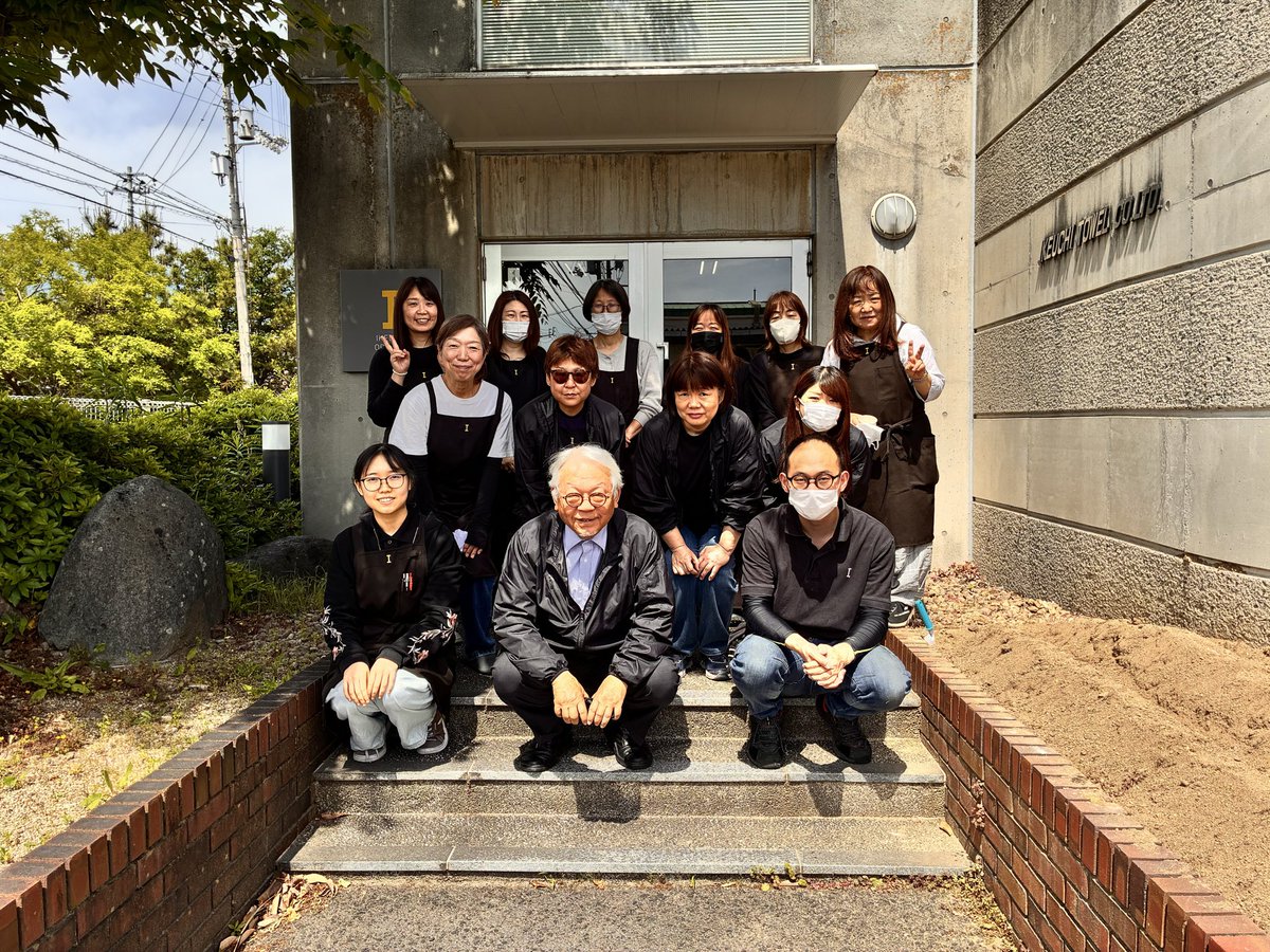 IKEUCHIORGANIC's tweet photo. #コットン成長日記 

コットンの日（5/10）は少し過ぎてしまいましたが、本日池内代表と数名のスタッフが一緒に種まきしました！

毎年、本社入口横にある花壇でコットンを育てて、秋に収穫、種を取り、翌春にその種を蒔く、という活動をしています☺️
今年も元気に育ちますように…

#IKEUCHIORGANIC https://t.co/cg305Ly3bL