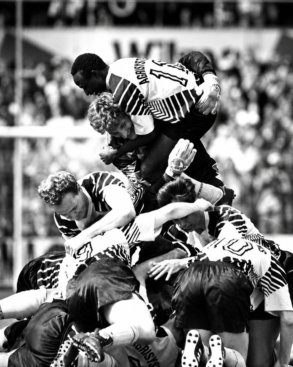 VVVVenlo's tweet photo. 🔙𝗢𝗻 𝘁𝗵𝗶𝘀 𝗱𝗮𝘆 𝗶𝗻 𝟭𝟵𝟵𝟯… 🏆

VVV-Venlo kroonde zich op 16 mei 1993 tot kampioen na een overtuigende 4-1 overwinning op RBC in een uitverkochte Koel met maar liefst 13.500 supporters!

Met publiekslievelingen Tijjani Babangida & Jay Driessen, topscorer Maurice Graef én clubicoon John Roox onder de lat stond er een elftal op het veld dat nog altijd warme herinneringen oproept bij veel supporters.

Na het laatste fluitsignaal barstte één groot volksfeest los in Venlo. Van een bomvol stadhuisplein tot feestende supporters in en rondom De Koel. 💛🖤

Swipe mee terug naar 16 mei 1993! 👀

#AllesHeejIsVVV