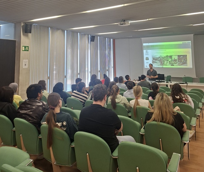 cifplorca's tweet photo. ¡Gran jornada de aprendizaje con @DoctorFelices ! ☢️ Charlamos sobre el rol clave del técnico de imagen, trato al paciente y la importancia de la divulgación científica con rigor. Gracias por tu cercanía y visión. 🚀 #Radiología #FP @Educarm https://t.co/c7CiRi7zNC