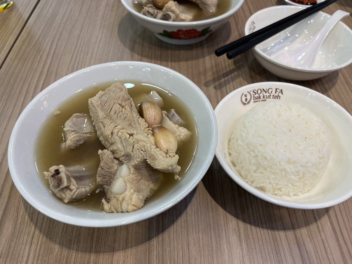 Enzoo1212's tweet photo. シンガポールのソンファバクテーがパタヤで食えるとなってテンション上がったんだけど、胡椒いっぱい入っててスープがしょっぱくて残念。
この店だけの仕様かなー？ https://t.co/8q33irUYSu
