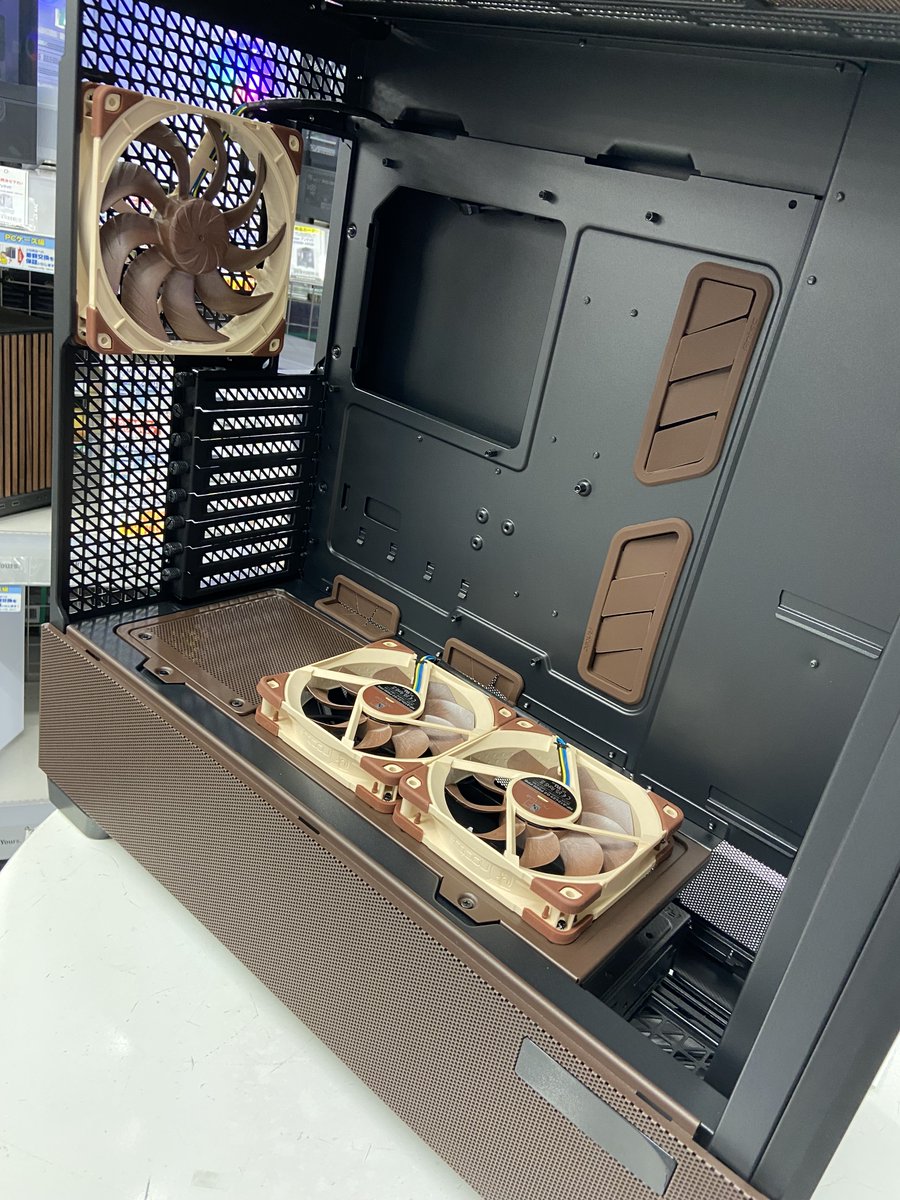 PCケース】 Noctuaのハイエンドファンが6基標準で付属！ 外観のカラー