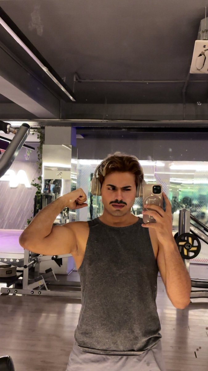 fallbackchitiz's tweet photo. I look like my father at his peak 👾 https://t.co/xKEKjvbQLu