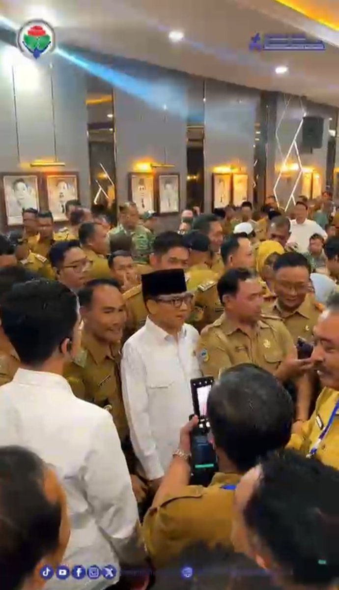 Dellya80's tweet photo. Munas II PAPDESI menjadi momentum memperkuat persatuan desa dlm mewujudkan pembangunan yang maju, mandiri, dan berkelanjutan. “Menyatukan Desa Mengawal Asta Cita. "

@YandriSusanto
@ARizaPatria
@KemensetnegRI

#KementerianDesaPDT
#BPSDMKementerianDesaPDT
#PAPDESIMengawalAstaCita https://t.co/YoWpyKQRgL