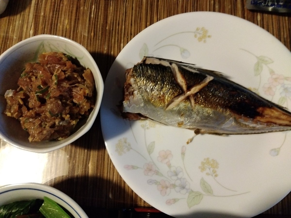 masquelero's tweet photo. さすがに毎日 #アジのなめろう #アジの刺身 続きも飽きるので
たまに家内に #マアジの塩焼き を頼みますが
やはり自作の #マアジのなめろう がついてきます😅
給仕する家内も私の #一丁食い に呆れているでしょう😅
#お腹ペコリン部 #おうちごはん #twitter晩酌部 #とにかく呑み隊 #魚食えコノヤロー https://t.co/jyHM0ftDsA