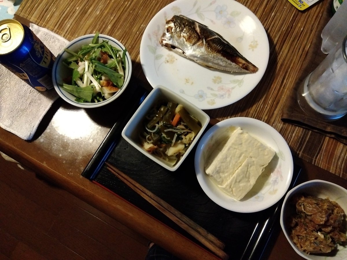 masquelero's tweet photo. さすがに毎日 #アジのなめろう #アジの刺身 続きも飽きるので
たまに家内に #マアジの塩焼き を頼みますが
やはり自作の #マアジのなめろう がついてきます😅
給仕する家内も私の #一丁食い に呆れているでしょう😅
#お腹ペコリン部 #おうちごはん #twitter晩酌部 #とにかく呑み隊 #魚食えコノヤロー https://t.co/jyHM0ftDsA