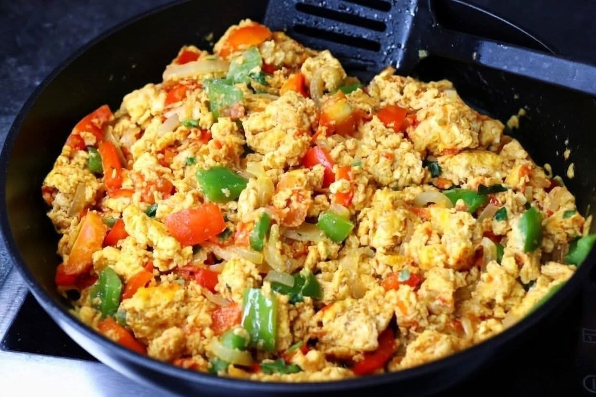 g_diets_'s tweet photo. YOUR FIRST MEAL (11 AM PROTEIN PLATE – 5 MINUTES)

What you need:
3 eggs
Half an onion
1 pepper
A handful of ugu or spinach
Coconut oil or butter
Salt to taste

Steps:

1. Dice the onion and pepper.

2. Heat a small amount of coconut oil or butter in a pan.

3. Add the onions and pepper. Fry for about 2 minutes.

4. Crack the eggs into the pan and scramble until cooked.

5. Add the ugu or spinach in the last 30 seconds. Stir through.

6. Serve immediately.

Important

This is your first meal of the day. Not 7 am. Not 8 am. 11 am.

Your body does not need food the moment you wake up. It needs time to finish the repair work it was doing overnight. Let it finish. Then feed it properly.

Two meals a day.
This is your first: protein, healthy fat, and vegetables.

No bread.
No wheat.
No sugar.

Just real food at the right time.

If you want help structuring meals like this for your daily routine, reach out on WhatsApp +2349118909688 for a well-structured meal plan. Share and tag your friends.