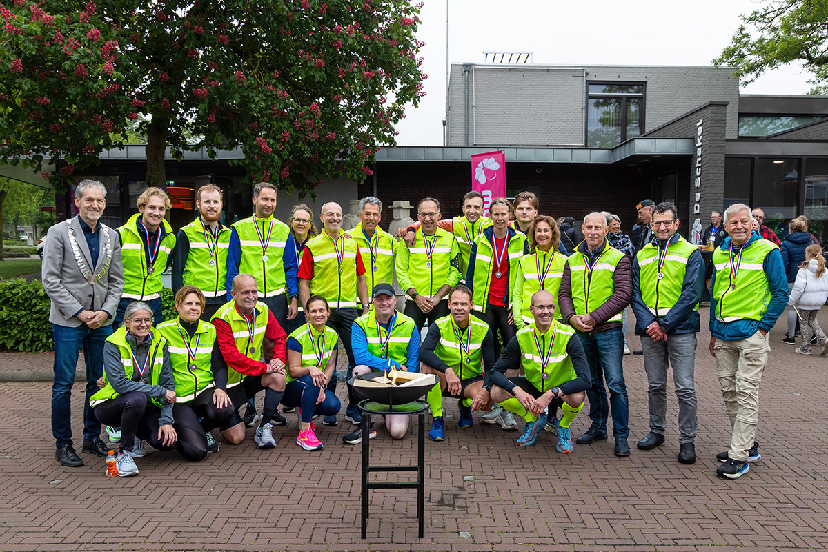 Gem_Maashorst's tweet photo. 𝐁𝐞𝐯𝐫𝐢𝐣𝐝𝐢𝐧𝐠𝐬𝐯𝐮𝐮𝐫𝐞𝐬𝐭𝐚𝐟𝐞𝐭𝐭𝐞! 🏃‍♀️🔥
Met een enthousiast team van hardlopers brachten we, de nacht van 4 op 5 mei, samen het Bevrijdingsvuur van Wageningen naar Volkel. Dank aan alle lopers, vrijwilligers en supporters! Het was een groot succes! 👏 https://t.co/Nz2r127kbl