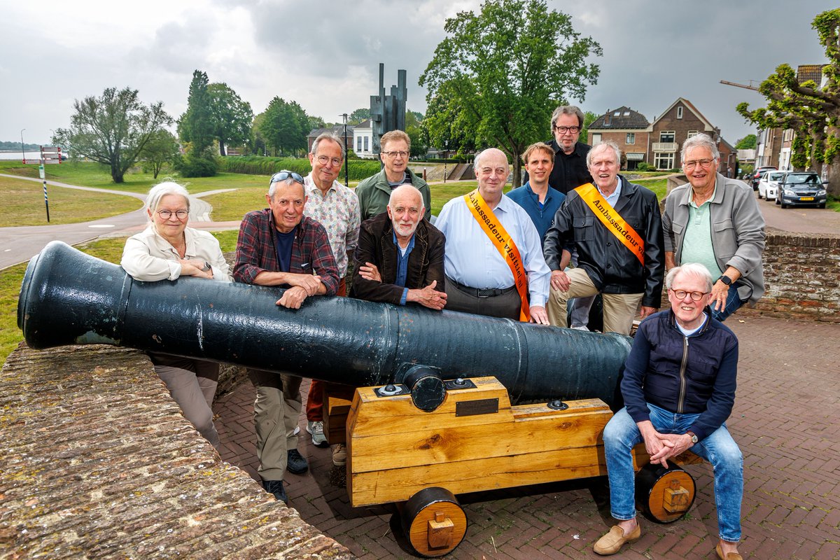 VisitTiel's tweet photo. De gilde van nieuwe stadsgidsen in Tiel is echt een groot succes! 🎉 Vanaf het eerste moment stroomden de aanvragen voor rondleidingen binnen. Ontdek Tiel op z’n best en tot snel! 👋✨  https://t.co/h93SEUSJ1U #stadsgids #stadswandeling #Visittiel #uitintiel  
Foto: Jan Bouwhuis https://t.co/mfgzbfmhWc