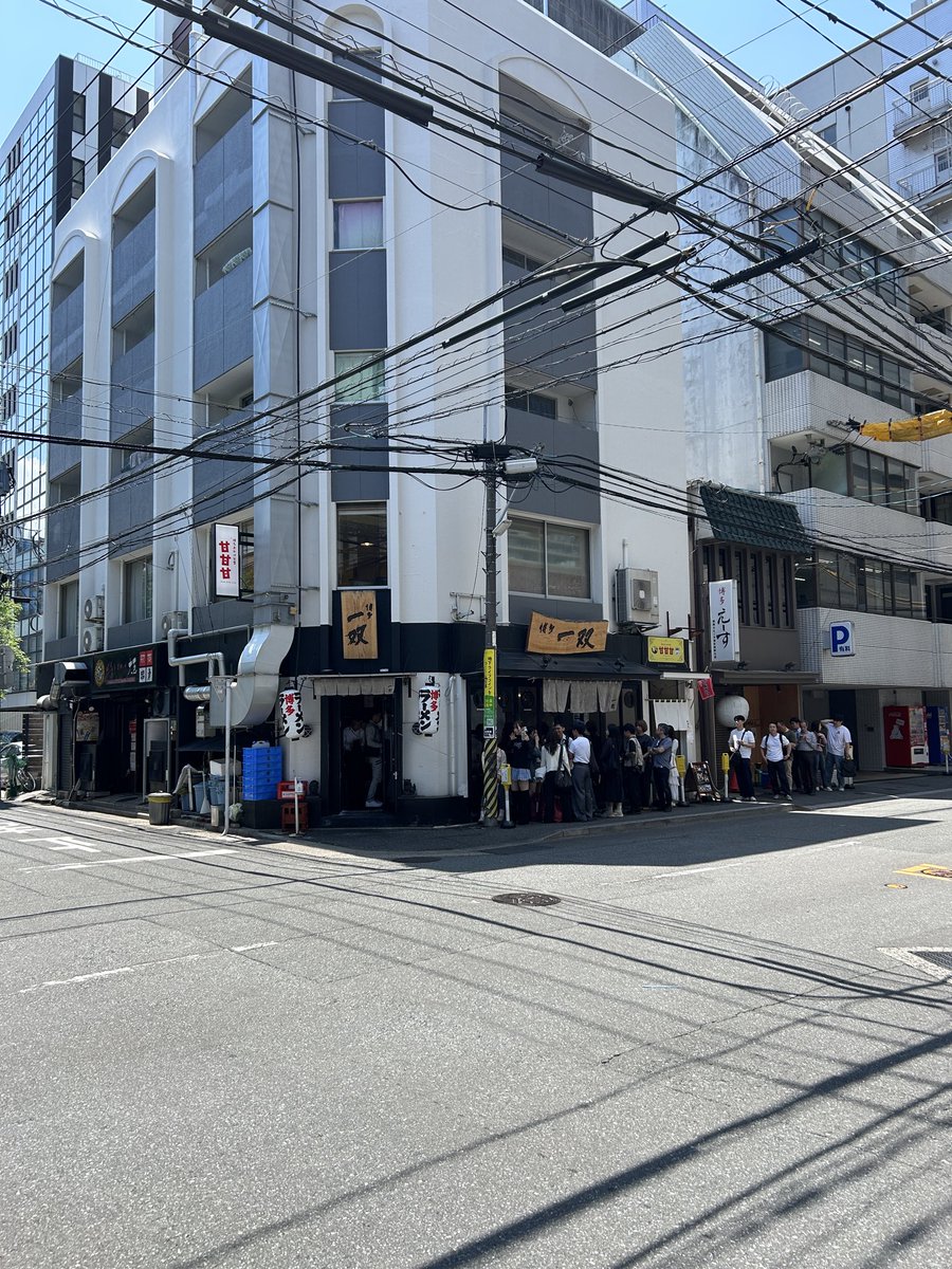 JasonEwart's tweet photo. Hakata Issou did not disappoint. First meal of the trip. I see why people queue. No hype. #Japan https://t.co/Zl2rFhslhm