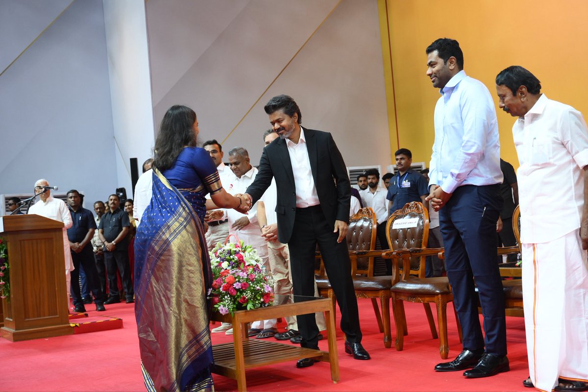 Keerthana4VNR's tweet photo. Glimpses from the oath-taking ceremony. #CMJosephVijay #TamilNadu 

#Sivakasi #Keerthana #Minister https://t.co/fcrBQvCTLv