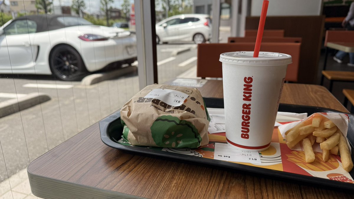 junsaan's tweet photo. 友人が食べてるのを見て、無性に🤭
ボクスターのPDK、停止時のショックがドン！って感じで距離を重ねる毎に大きくてヒヤヒヤしております。
PDKオイル交換しても改善せず。。 https://t.co/arEyhz0ySg