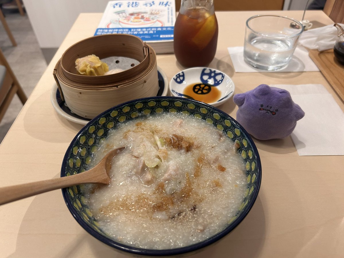 chirichiri_373's tweet photo. 練馬駅近くの3米3に行って香港のお粥を食べてきたよー。
レモンティーとレモンコーラで迷ったらお店のお姉さんが「レモンティーはお店で仕込んでますので…！」の言葉にレモンティーで✨
優しいながらもしっかりしたお味のお粥でした。
来週２０日で閉店してしまうとのこと。都合つく方ぜひー✨ https://t.co/5yT5NjO4Xv
