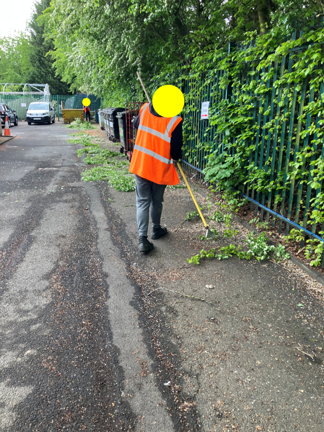 NEPS_Payback's tweet photo. A fantastic day in Jesmond for people on Probation completing Community Payback.

The Team cut back overgrown vegetation around the trees at Welford Day Centre, and then completed a litter-pick of the Jesmond area.

#CommunityPayback #ProbationNorthEast https://t.co/15I6NYjW2e