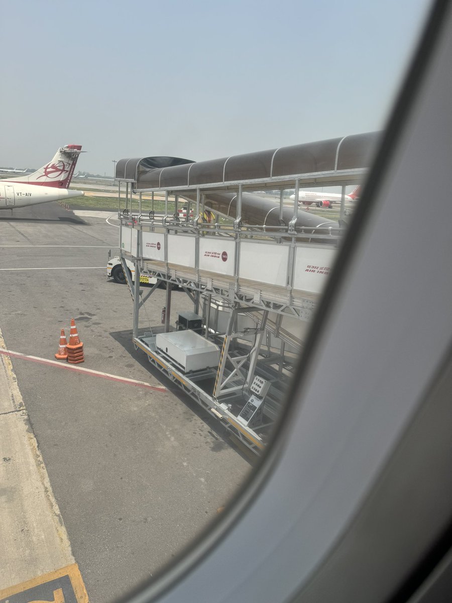 rjstutee's tweet photo. Chalo everyone say chidiya udd
Flight udd coz currently we are stuck inside and it’s not uddoing😐 some problem in navigation system so waiting for a new part . 🤞🏻🤞🏻@airindia sab theek hai na ? https://t.co/6HM35FbMhp
