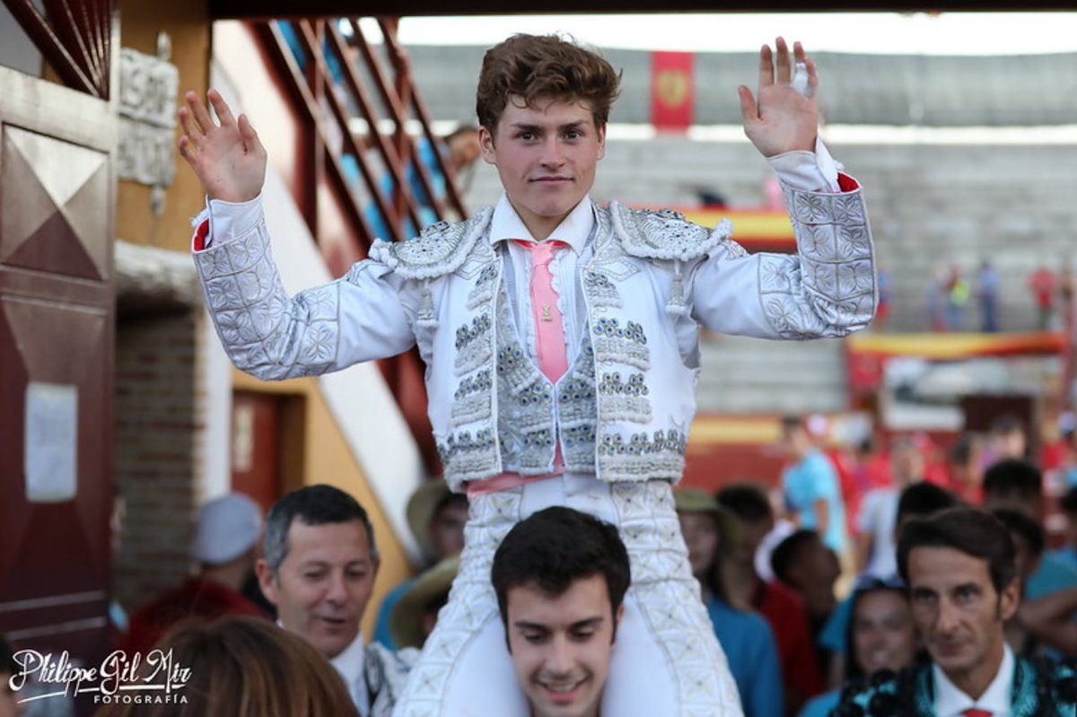 toristadelvalle's tweet photo. Que proyección de muchacho!

Hace menos de 3 años le veíamos salir como novillero sin picadores por la Puerta Grande de Cenicientos.

Pero lo de ayer fue distinto, vimos a un torero con madurez precoz. https://t.co/U6LlEzNIwx