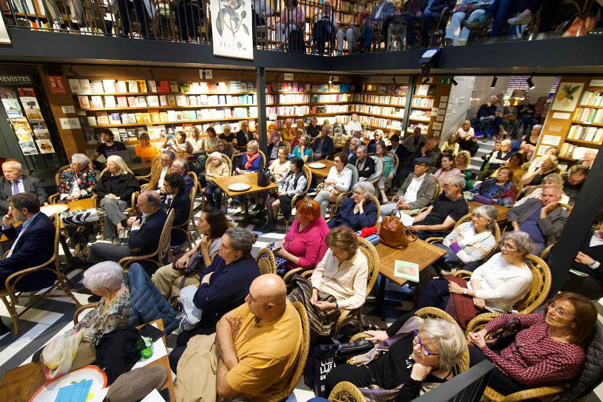 Ed_Calligraf's tweet photo. La @OnaLlibres de Barcelona va acollir la presentació de Viscut i cuinat, de @lalibiosca. Va ser una vetllada plena de conversa, memòria i cuina al voltant d'aquest llibre que aplega 25 relats i 25 receptes. Moltes gràcies a tothom qui ens hi va acompanyar! https://t.co/6cJuHV9b6n
