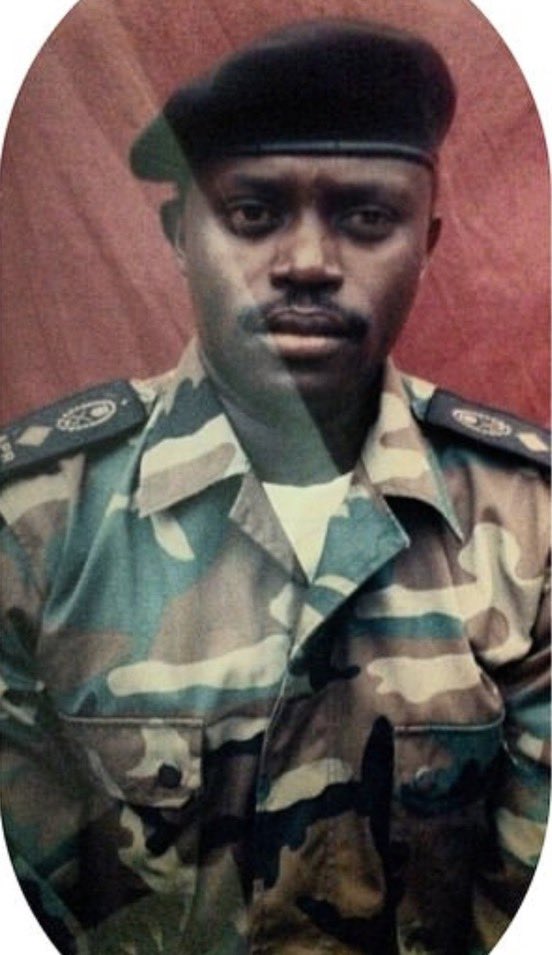 Inkotanyi_Imena's tweet photo. AMATEKA Y'UMUNYABIGWI WACU ❤️🇷🇼 INKOTANYI CYANE Rtd Col. Pst FRED NYAMURANGWA

Umunyabigwi wacu🇷🇼❤️Inkotanyi cyane  akaba umwe muri abayobozi b’urugamba rwo kubohora igihugu no Guhagarika Jenoside yakorewe Abatutsi ni Colonel (Rtd) Pastor Fred Nyamurangwa ni umunyabigwi wubatse amateka akomeye mu rugamba rwo kwibohora kw’ibihugu byombi, Uganda n’u Rwanda, yavukiye mu muryango w’Abanyarwanda bameneshejwe n’ubutegetsi bwa PARMEHUTU mu mpera z’imyaka ya 1950 n’intangiriro ya 1960. 

Yatangiye urugendo rwe rw’ishyaka n’ubutwari ari impunzi muri Uganda, aho yinjiye mu ngabo za NRA (National Resistance Army) ayobowe na Lt Gen. Yoweri Kaguta Museveni mu ntangiriro z’imyaka ya 1980. 
Muri icyo gihe, Afande Nyamurangwa yagaragaje ubushobozi budasanzwe bwo kuyobora, aho yaje kuba umuyobozi wa Batayo ya 27.

Ubwo urugamba rwo kubohora u Rwanda rwatangiraga mu 1990, Afande Fred Nyamurangwa yari mu ba mberé barwitangiye afite numero ya gisirikare APR/OP0022. Nyuma y’ivugurura ry’ingabo ryo mu 1993, 1991 yahawe kuyobora Batayo ya Yankee mu kubohora Byumba, imwe mu nkingi za mwamba mu bitero by’inyeshyamba byo mu misozi y’Amajyaruguru byatumye RPA yisuganya ikongera kuba ingabo zitinyitse. 

Ubuhanga bwe mu kuyobora abasirikare mu bihe bigoye n’uburyo yari azi gusesengura ikarita y’urugamba byamugize umuyobozi w’indashyikirwa wizerwaga n’ubuyobozi bukuru bw’ingabo.

Mu bihe bikomeye byo guhagarika Jenoside yakorewe Abatutsi mu 1994, Col. Nyamurangwa yari umwungiriza w’umuyobozi wa 59th Mobile Force, ifatwa nk’imwe mu Mobile force z’indashyikirwa zageze i Kigali muri Mata 1994 zivuye i Miyove. Azwi cyane ku rugamba rw’i Rebero, aho we n’abasore yari ayoboye bamennye umutwe amabatayo ya Ex-FAR (iyitwaga 1er Muvumba na 73ème) yashakaga kwisubiza uwo musozi w’ingenzi. 

Amezi abiri bamaze babaye ibamba kuri uwo musozi niyo yatumye RPA ishobora kurinda impunzi zari zahungiye kuri CND no muri Rebero, ndetse binatuma umujyi wa Kigali ufatwa mu buryo bworoshye.
Nyuma y’urugamba, Col. Nyamurangwa yakomeje gukorera igihugu mu nzego zitandukanye z’ingabo z’u Rwanda (RDF) kugeza asezerewe mu cyubahiro. 
Mu buzima bwa gisiviri, yahinduye isura y’urugamba maze aba umushumba (Pastor) w’Itorero rya Gikristu nyuma yo kubohora Imibiri abohora umutima ndetse yabaye  Komiseri mü kigo cy’igihugu cyo gusezerera no gusubiza mu buzima abahoze ari Abasirikare. 
Umurage we w’ubutwari ukomereje mu muhungu we, Lt. Bright Nyamurangwa na Lt Frank Rebero, "Intwari ibyara umuvunyi akayivuna  ku itabaro kandi İsasu riva ku cyuma.
