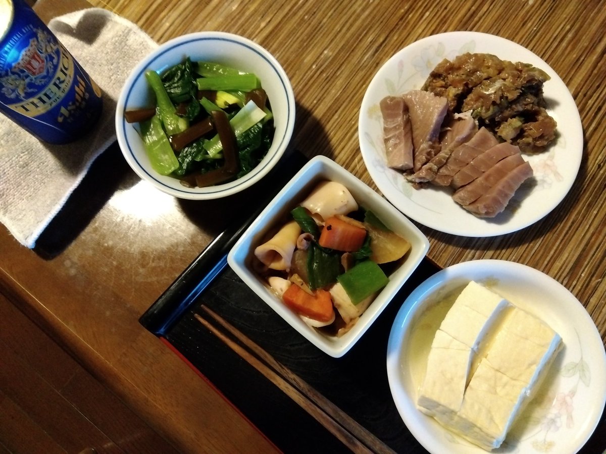masquelero's tweet photo. 自作の #アジのなめろう が消化されないのに、性懲り無く #メバチマグロ を買い込み、呆れ果てた家内の給仕がこちらです（笑）
食べ切れない #マグロ は冷凍して日々消化しています😋
#お腹ペコリン部 #おうちごはん #twitter晩酌部 #とにかく呑み隊 #魚食えコノヤロー #おつまみライフ https://t.co/Wr8181q6qG