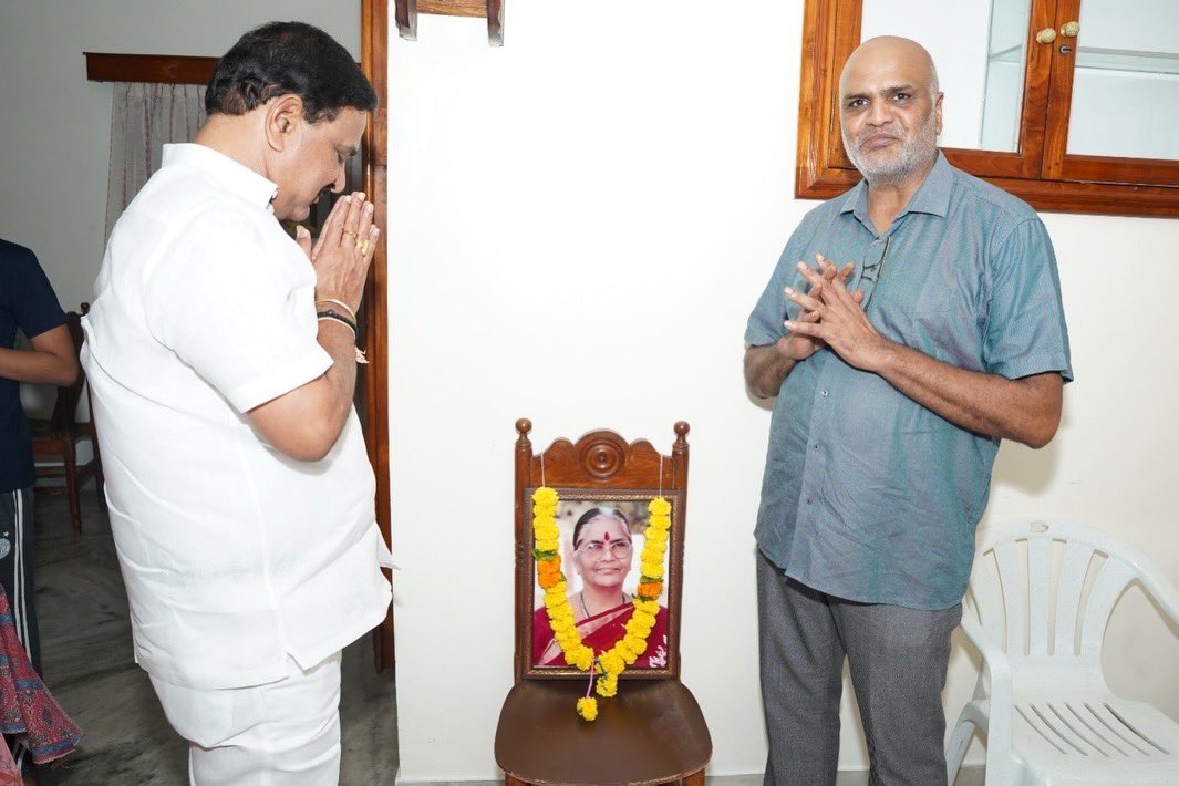 BjpVarma's tweet photo. భీమవరంలో ఇటీవల స్వర్గస్థులైన మా ఉపాధ్యాయురాలు శ్రీమతి తెన్నేటి శారద గారి నివాసానికి వెళ్ళి, వారి చిత్రపటానికి పుష్పాంజలి ఘటించి నివాళులు అర్పించాను. ఈ సందర్భంగా వారి కుమారుడు రామమూర్తి, కుమార్తె సుబ్బలక్ష్మి మరియు కుటుంబ సభ్యులను పరామర్శించి నా ప్రగాఢ సానుభూతిని తెలియజేశాను.

​నేను చదువుకునే రోజుల్లో శారద గారు నేర్పిన విద్యాబుద్ధులు, వారు చూపిన మమకారం నా ఎదుగుదలలో ఎంతో స్ఫూర్తినిచ్చాయి. వారితో గడిపిన విద్యార్థి దశ జ్ఞాపకాలు ఈ పరామర్శ సమయంలో మరోసారి స్మరించుకున్నాను. ​ఆ భగవంతుడు వారి కుటుంబ సభ్యులకు మనోధైర్యాన్ని ప్రసాదించాలని, శారద గారి ఆత్మకు సద్గతులు కలగాలని ప్రార్థిస్తున్నాను.

​ఓం శాంతి! 🙏